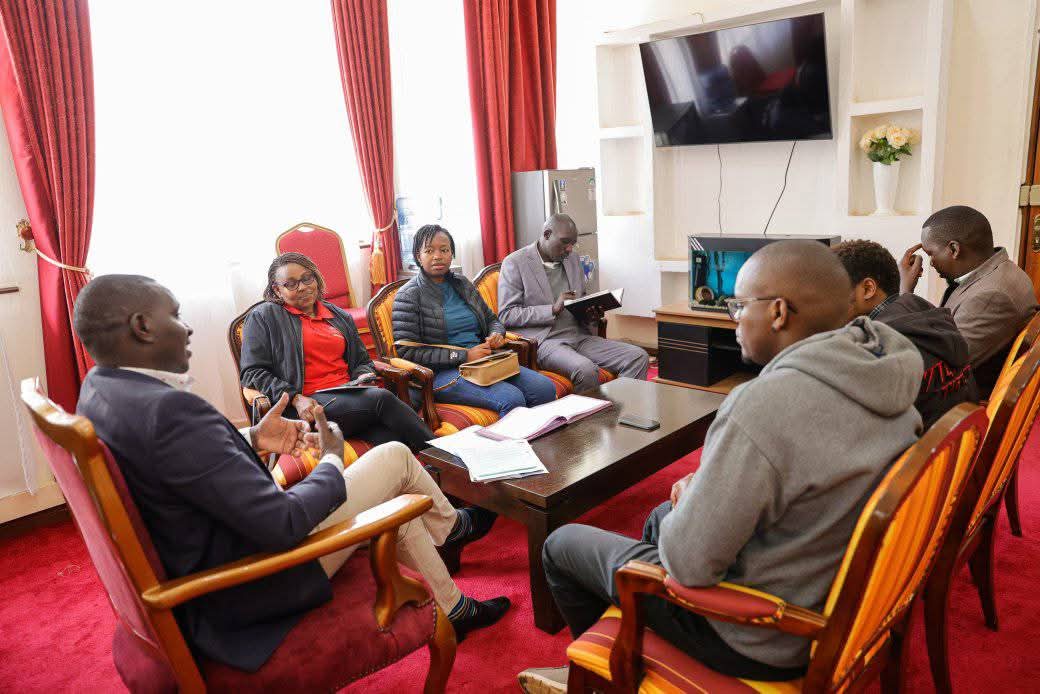 A delegation from KETRACO presents a 400KV transmission power line plan in Uasin Gishu County, aiming to improve electricity access in Tarakwa, Kapkoi, Tulwet, Kipkabus, and Chuiyat. County officials, including Deputy Governor Evans Kapkea and Director of Energy Dr. Silas Leting, pledge support for the project, which aligns with the county’s development goals and Governor Jonathan Bii Chelilim’s Nguzo Number 7.